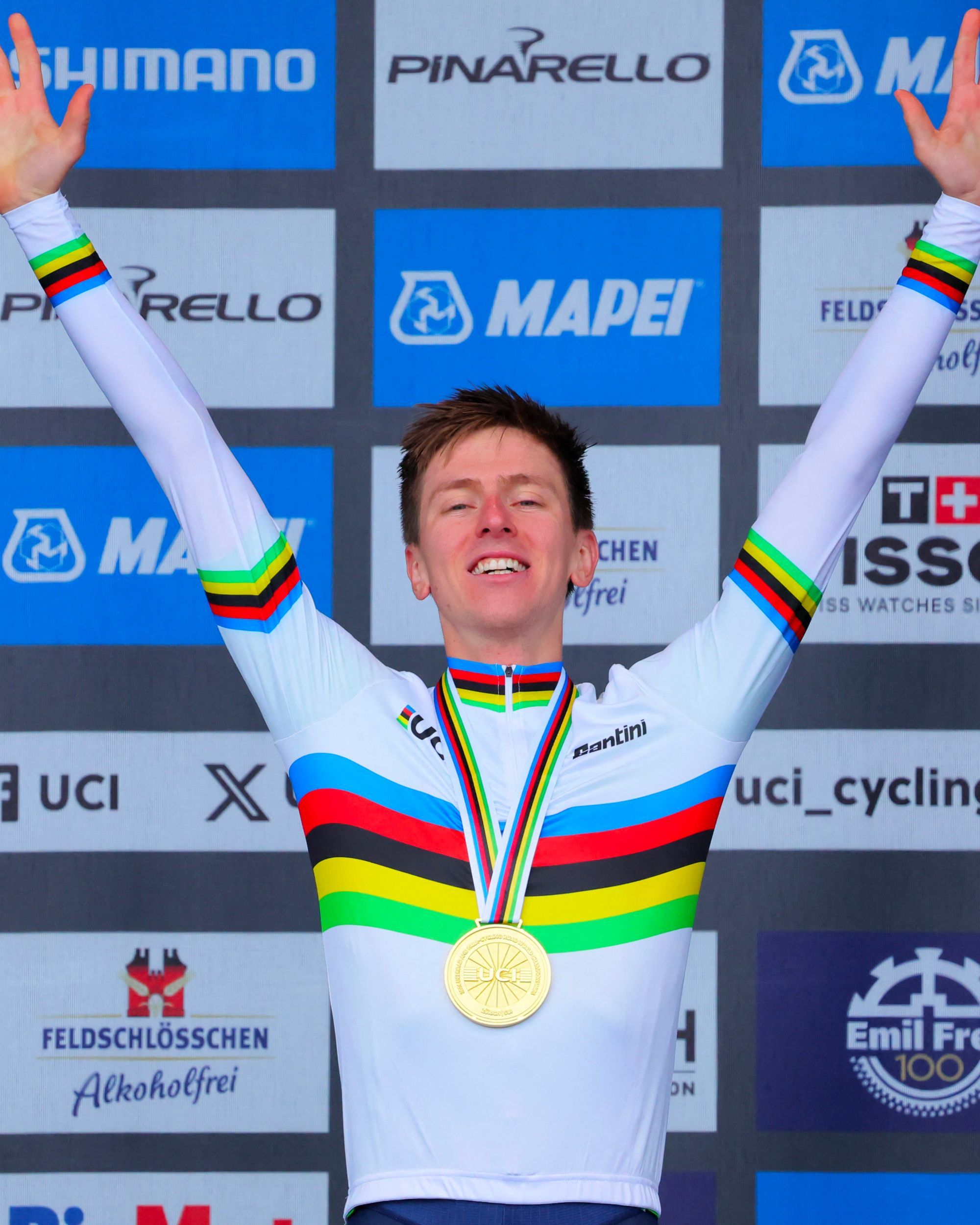 Who designs the rainbow jersey for the World Cycling Championships? And what rules must be followed?
