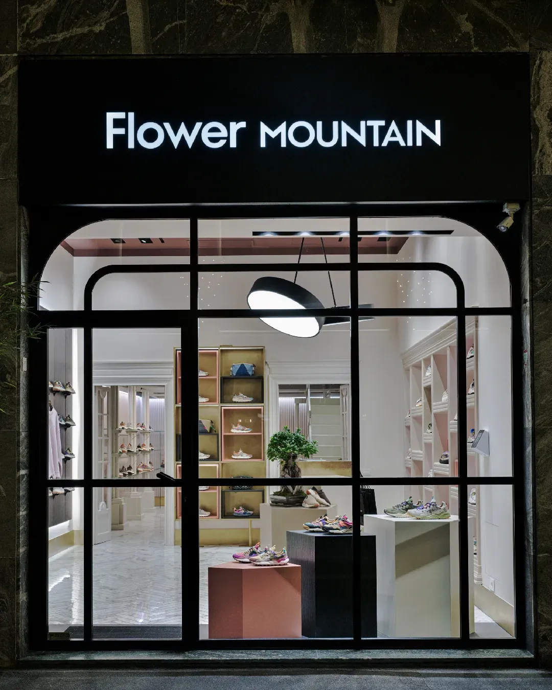 Flower Mountain apre il primo flagship store a Milano  Un&apos;inaugurazione che celebra il decimo anniversario del brand tra esplorazione e creatività