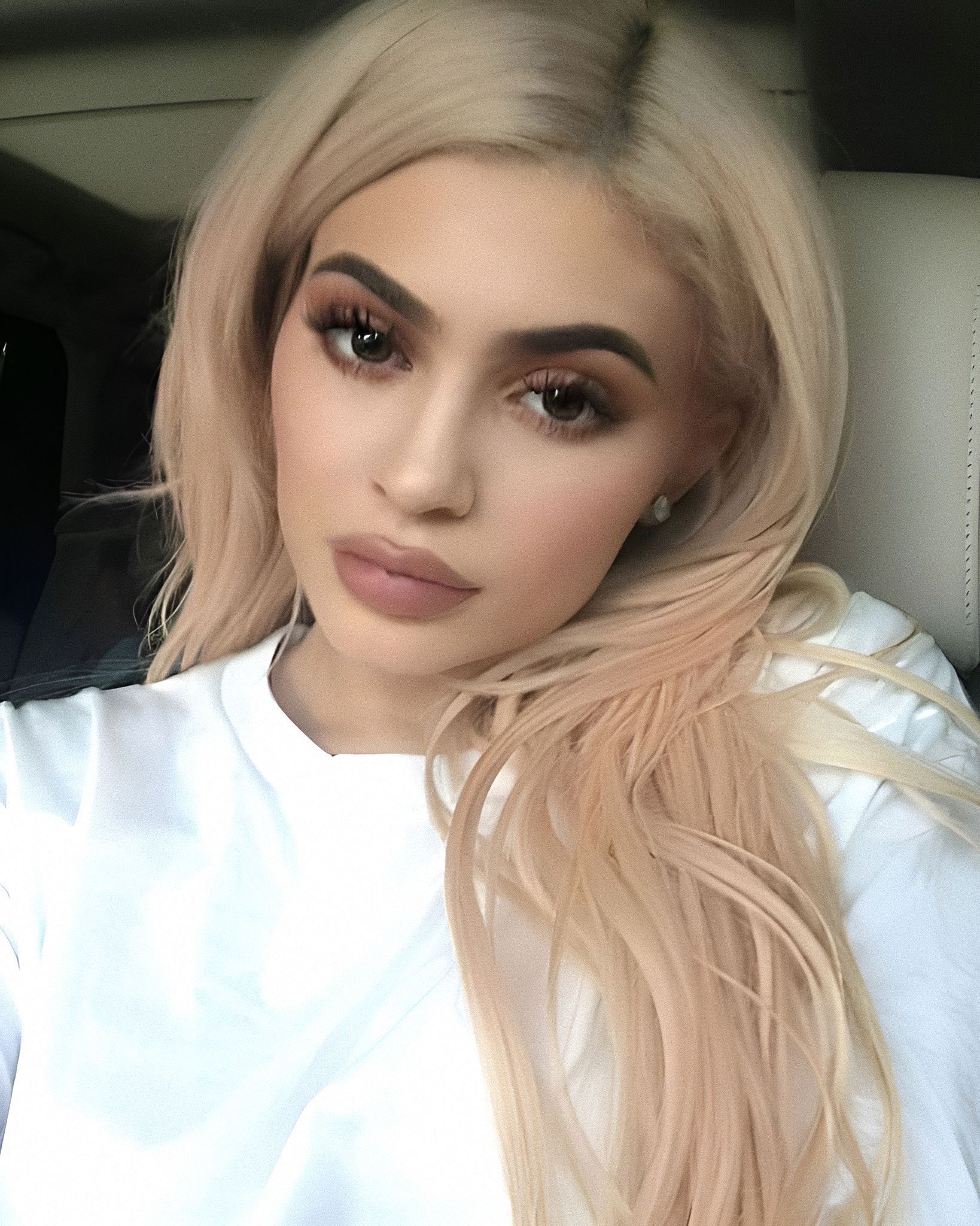 Il grande ritorno del make-up full glam 2016 Contour marcato, chili di illuminante e sopracciglia sempre on fleek, siamo davvero pronte a questo comeback?