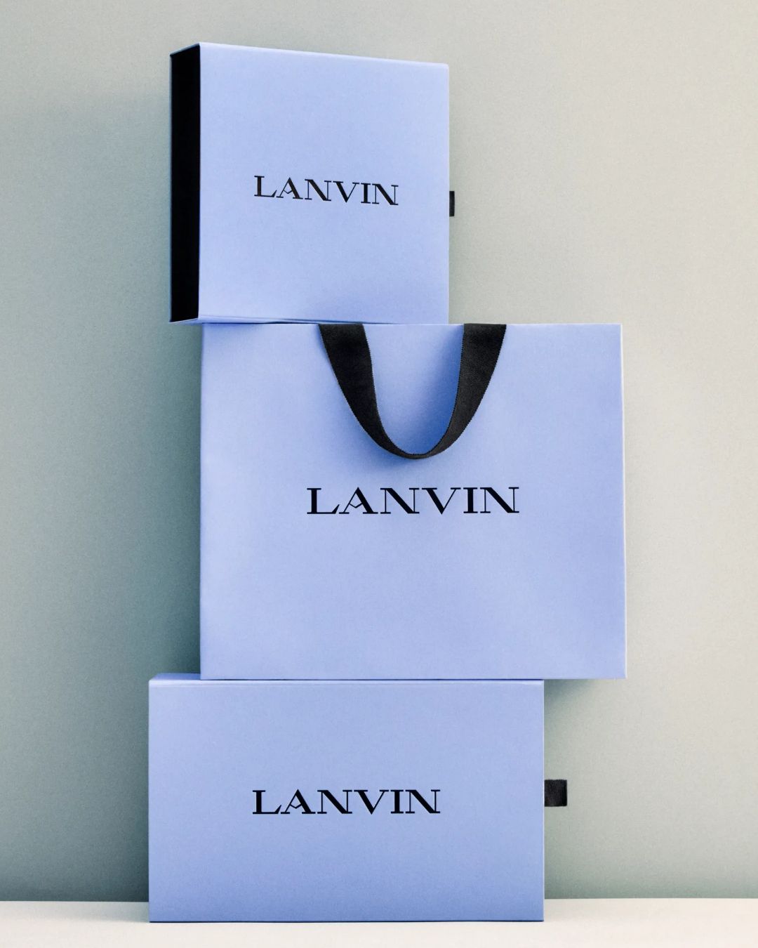 L&apos;héritage célèste de Lanvin revient Comment le Bleu Lanvin a fait son chemin des paradis florentin au papier de soi de ses emballages