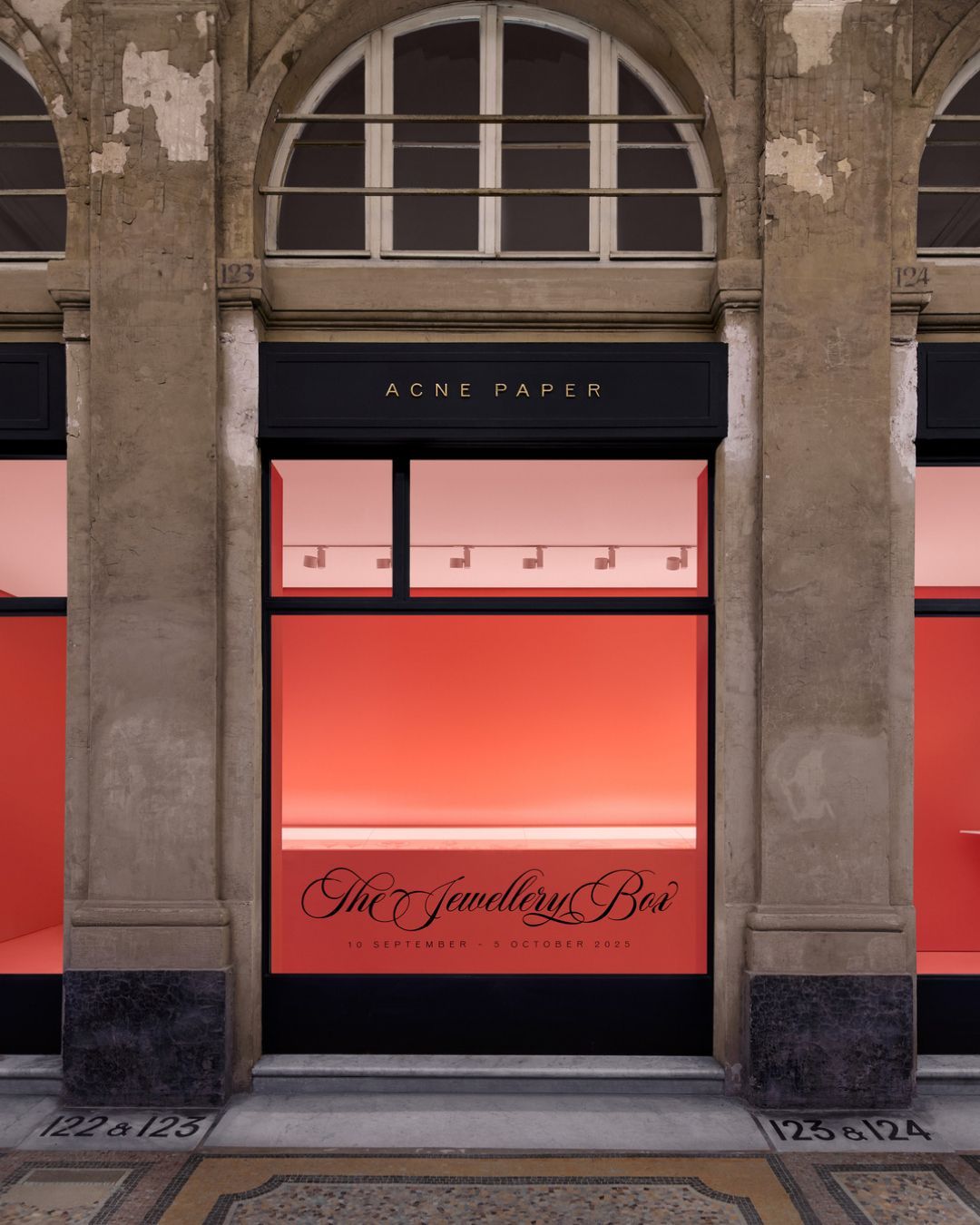 Jewelry becomes immersive art at Acne Paper Palais Royal Gallery in Paris Digital art and high jewelry merge in The Jewellery Box, an exhibition like no other