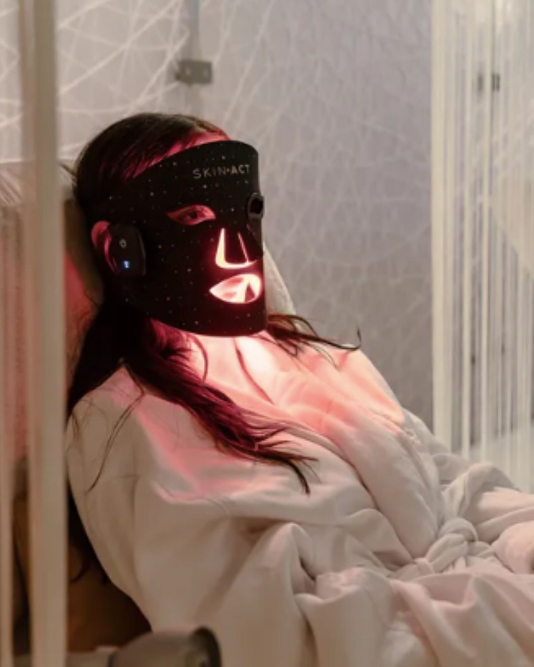 La skincare è a portata di minibar Il nuovo status symbol in viaggio? Un beauty fridge personalizzato, direttamente nella tua camera d&apos;hotel