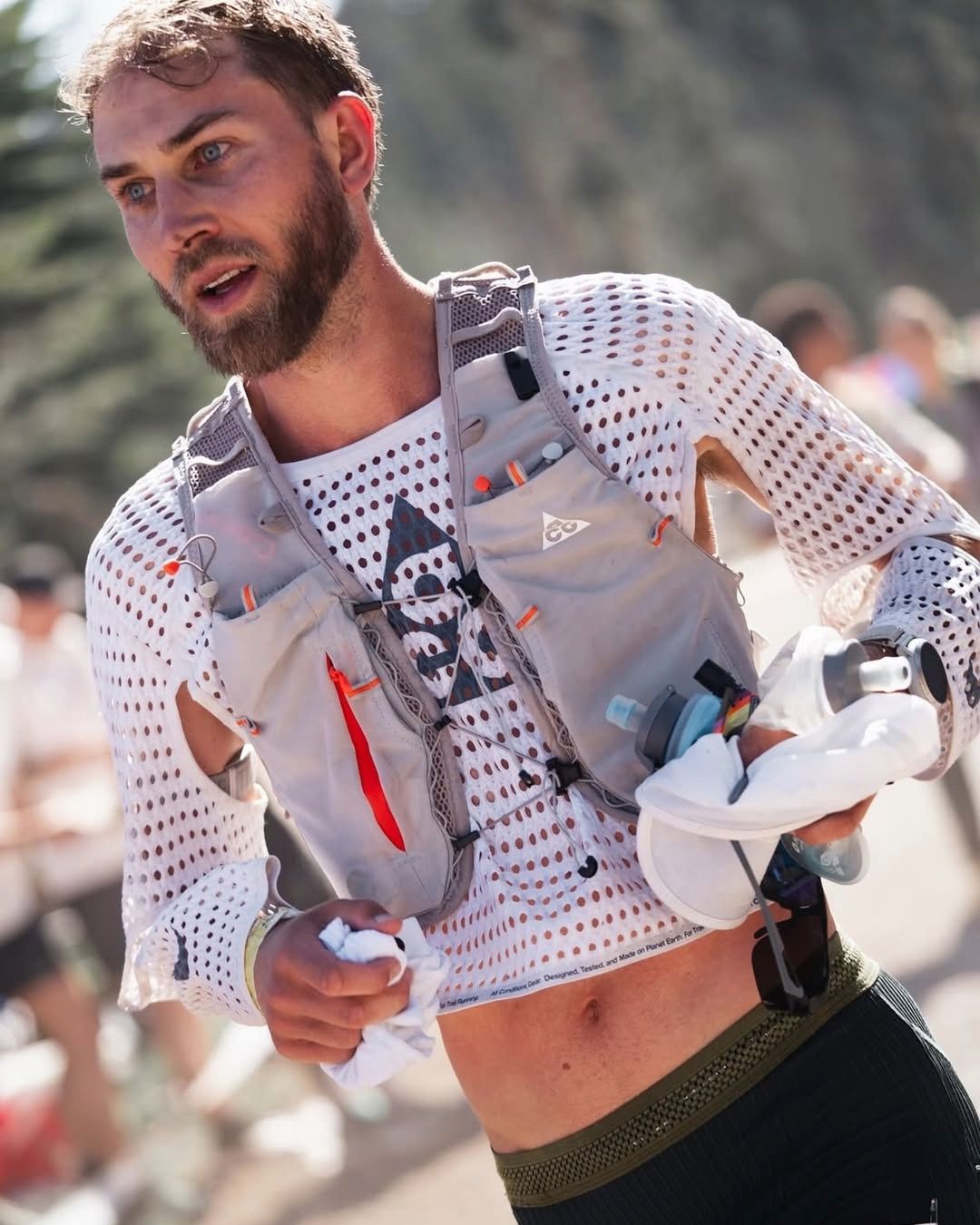 Storia delle holey t-shirts nel mondo del running Da Nike e Satisfy alla collab tra Salomon e Mental Athletic
