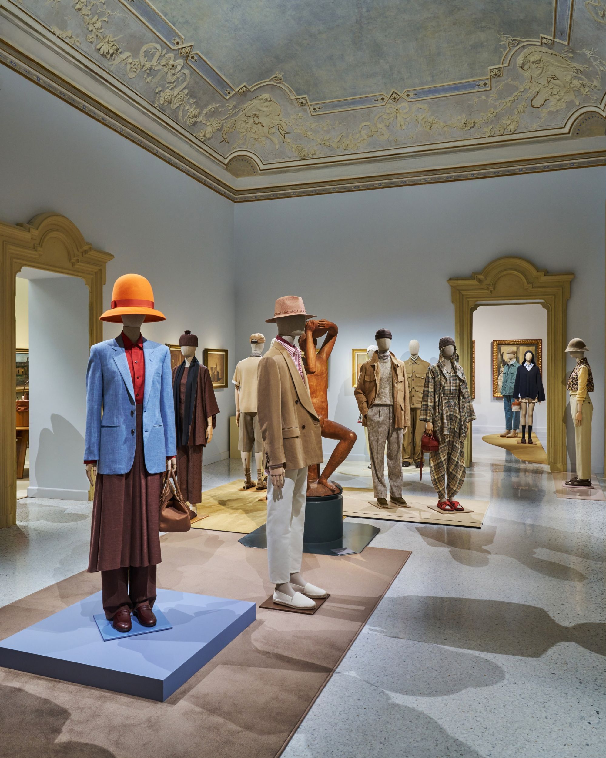 Art is the perfect backdrop for Loro Piana&apos;s SS26 collection This season, the Maison has showcased its artisanal excellence through color