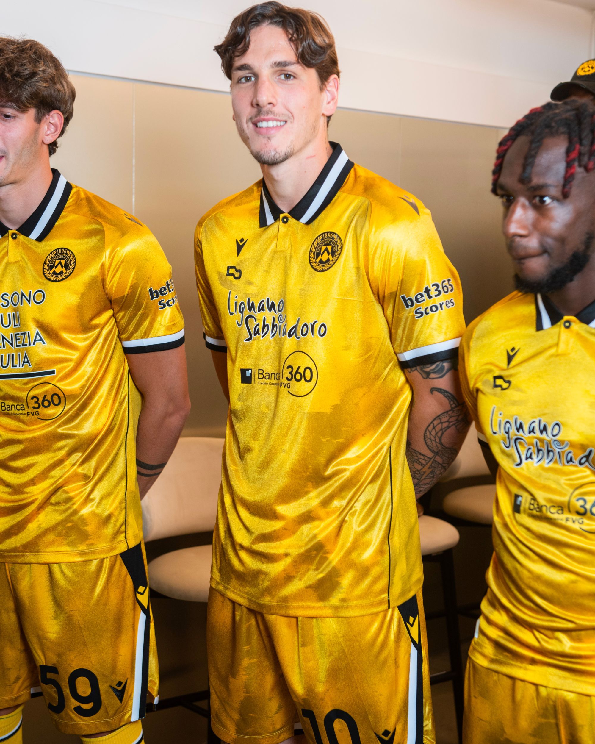 Domenico Orefice firma il nuovo Third kit dell&apos;Udinese È stato presentato in occasione della Milano Fashion Week