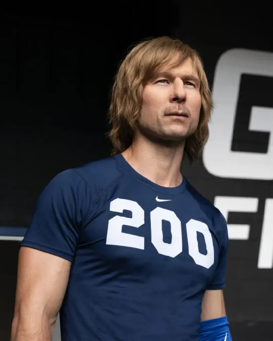 Glen Powell vuole dimostrare di essere un attore trasformista Dopo Hit Man – Killer per caso arriva la comedy in sei puntate Chad Powers su Disney+