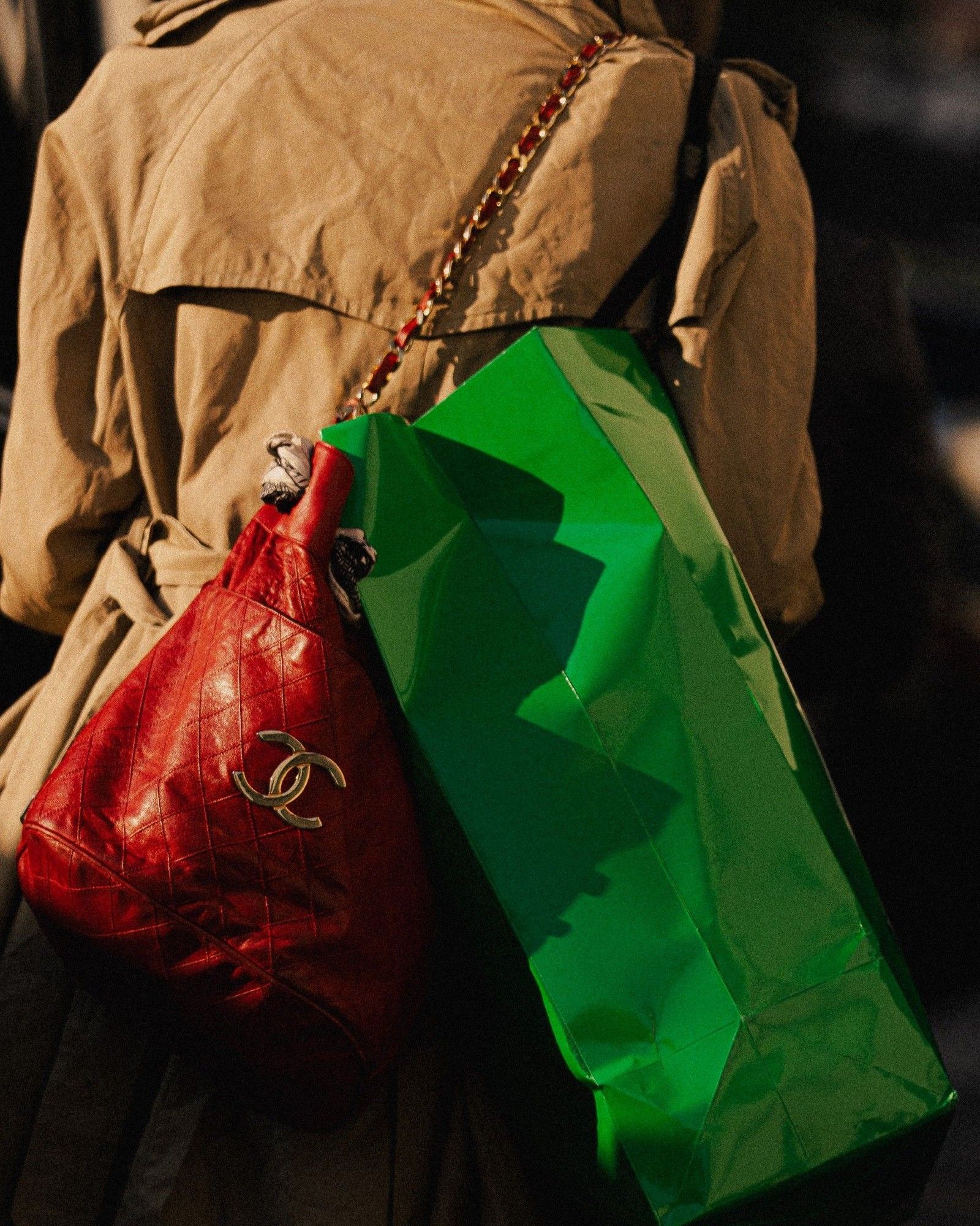 Comment la culture de la seconde-main est devenue un business explosif Des idéaux de durabilité aux tours d’investissement millionnaires