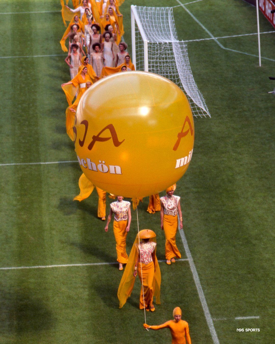 La prima e unica sfilata di moda a San Siro Storia della cerimonia di apertura di Italia '90