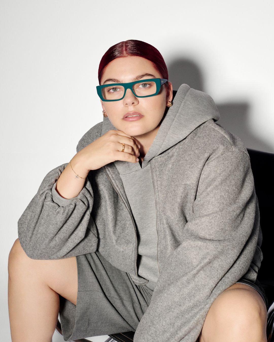 Vogue Eyewear et Louane choisissent l&apos;audace dans la collection Automne-Hiver 2025 Inspirée des podiums, la nouvelle collection propose des lunettes affirmées entre élégance architecturale et touches années 90