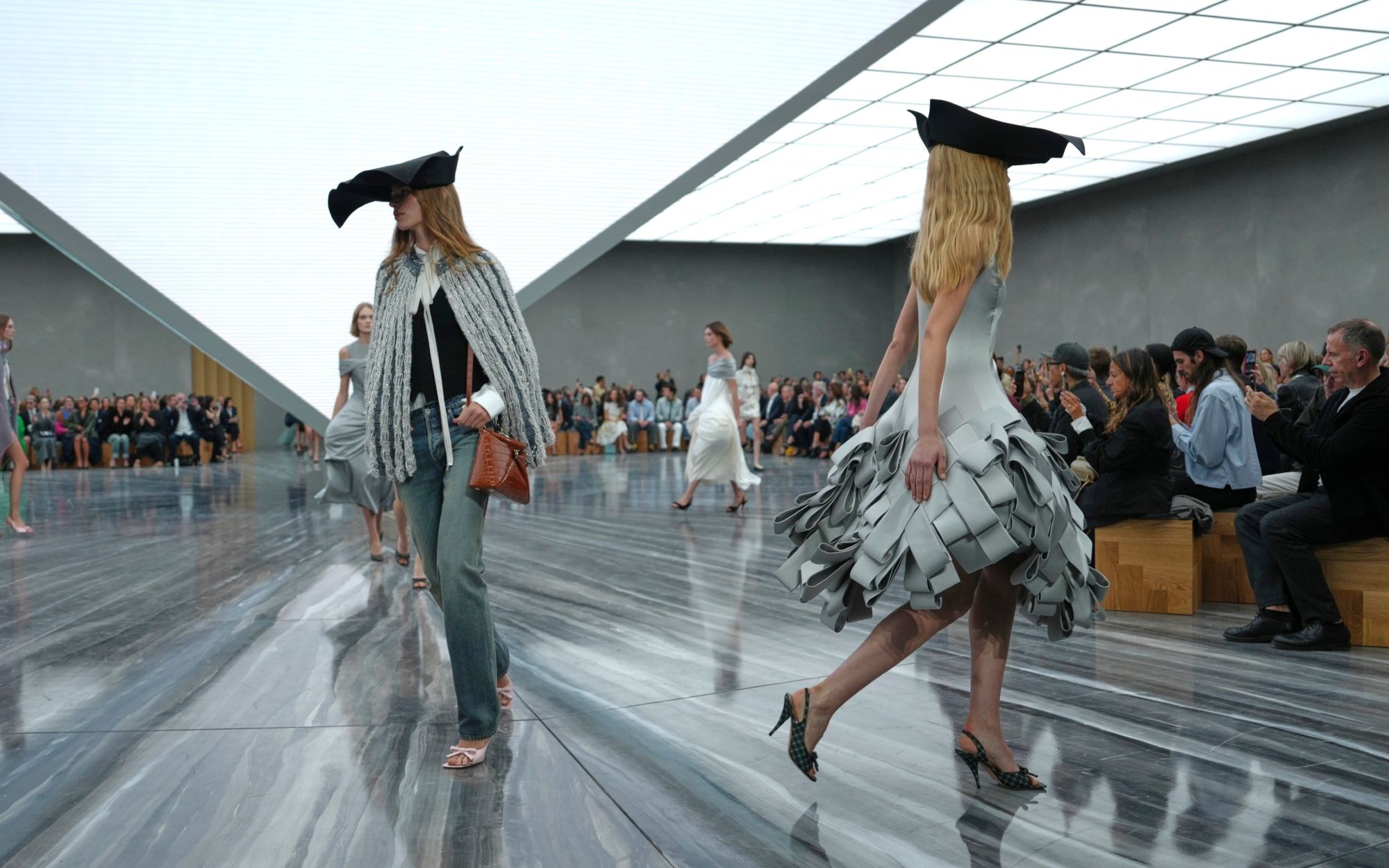 Jonathan Anderson Dévoile sa Première Collection Femme pour Dior Printemps-Été 2026