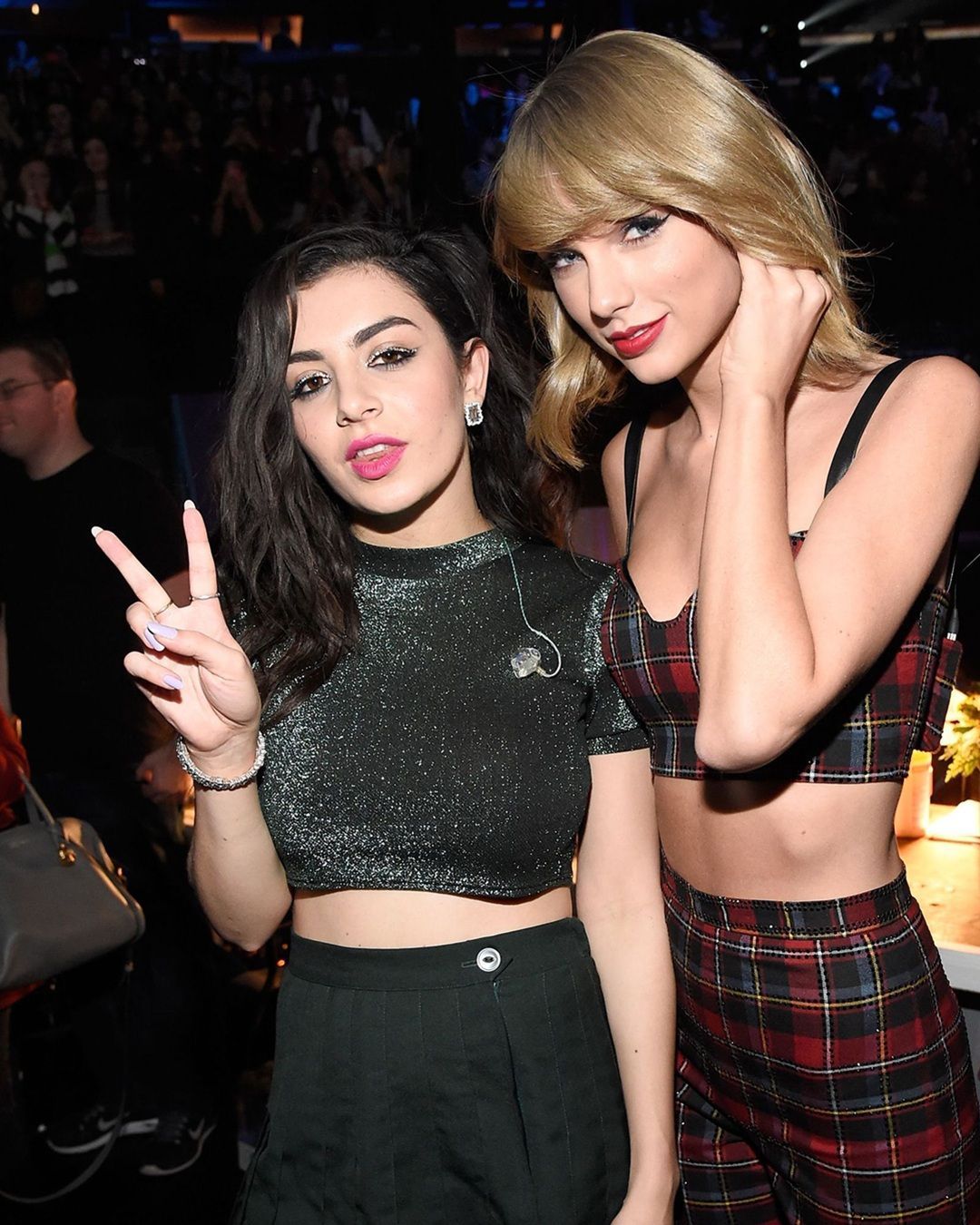 Cosa sta succedendo tra Taylor Swift e Charli XCX?  La cronologia della presunta faida tra le due star fino ai dissing diretti a Charli XCX contenuti nel nuovo album di Swift