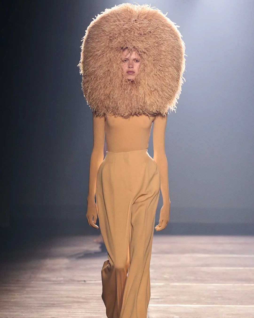 La showgirl racontée par Mugler dans sa SS26 Les débuts de Miguel Castro Freitas se sont faits tout en plumes, en vinyle et en latex