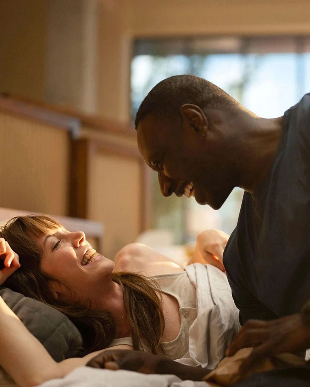 French Lover est la pâle copie de Coup de foudre à Notting Hill La comédie romantique avec Omar Sy et Sara Giraudeau est disponible sur Netflix