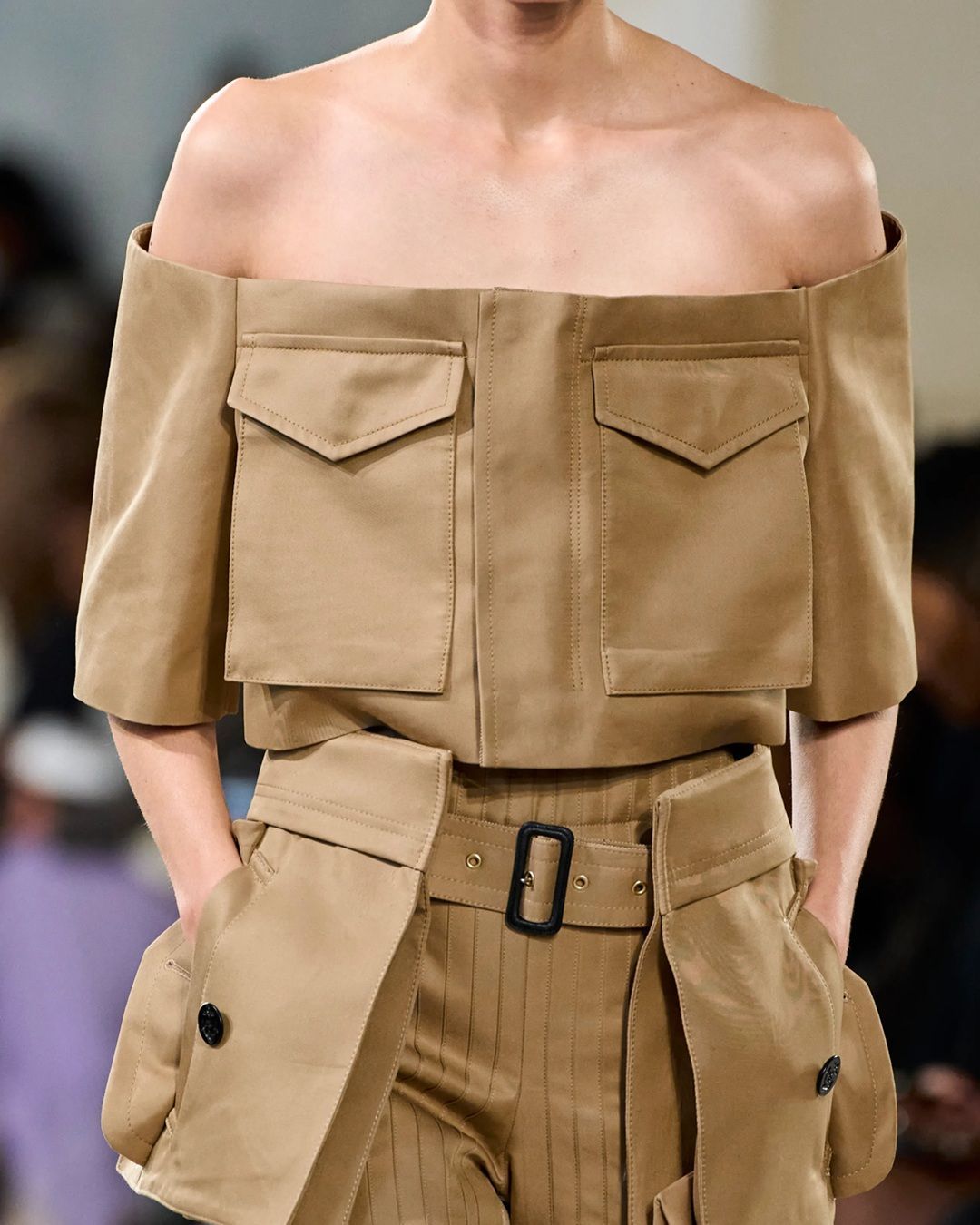 La politica delle tasche nella moda femminile Chi può tenere con sé i propri oggetti personali?