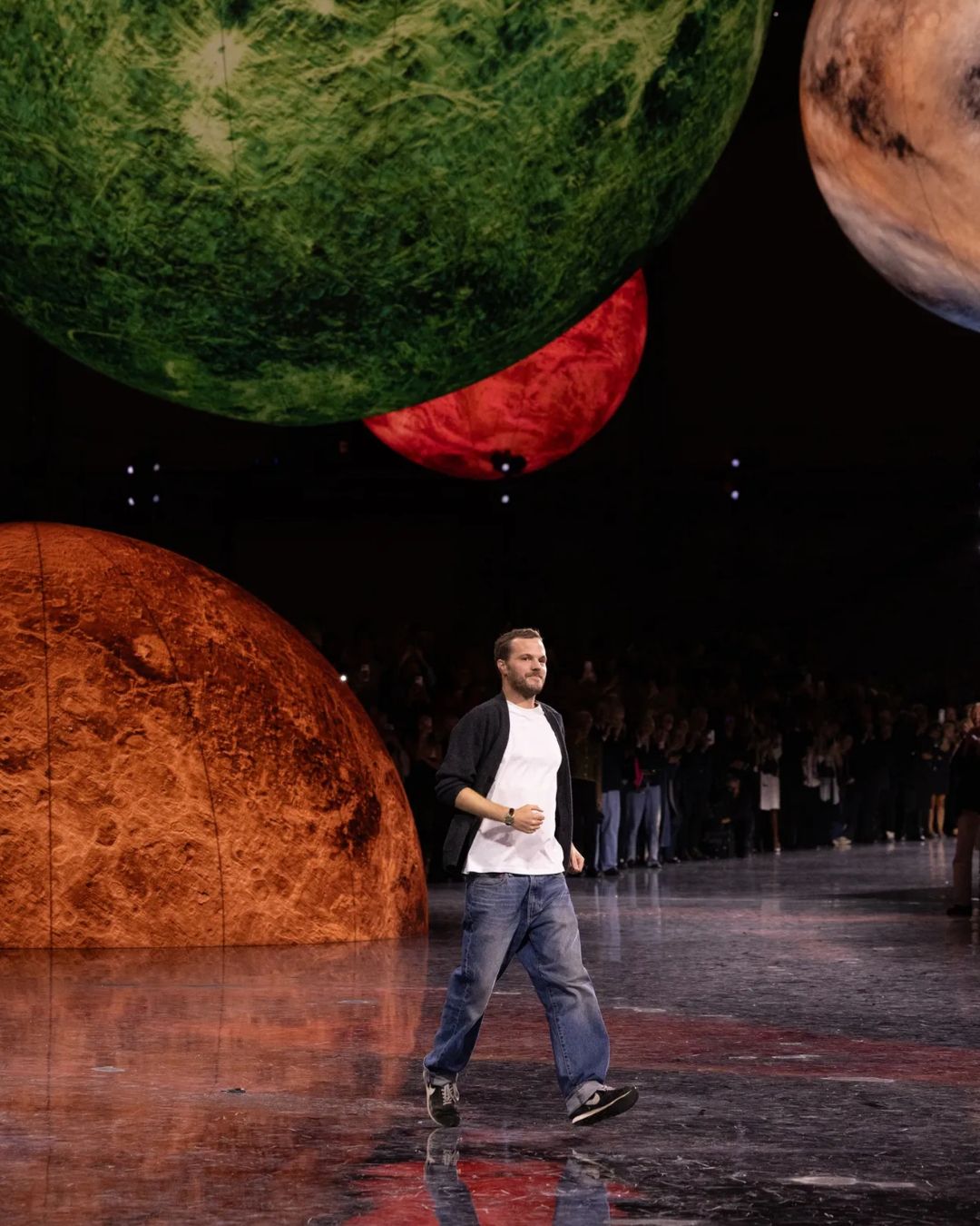 De la Terre à la lune, Chanel trace sa nouvelle orbite avec sa SS26 La première collection de Matthieu Blazy pour la Maison nous emmène dans un voyage interstellaire inoubliable