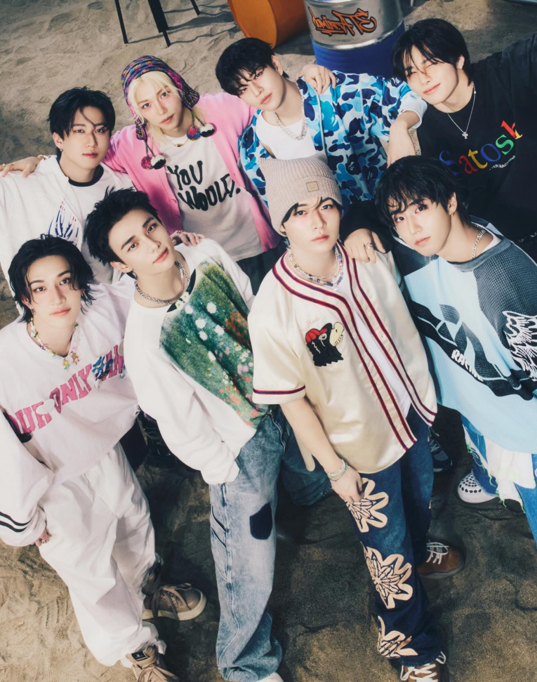 Qu&apos;est-ce que la nouvelle collaboration de Bape avec les Stray Kids nous dit sur la mode ?  Les fandoms de k-pop sont-ils vraiment la solution à la crise des ventes ?