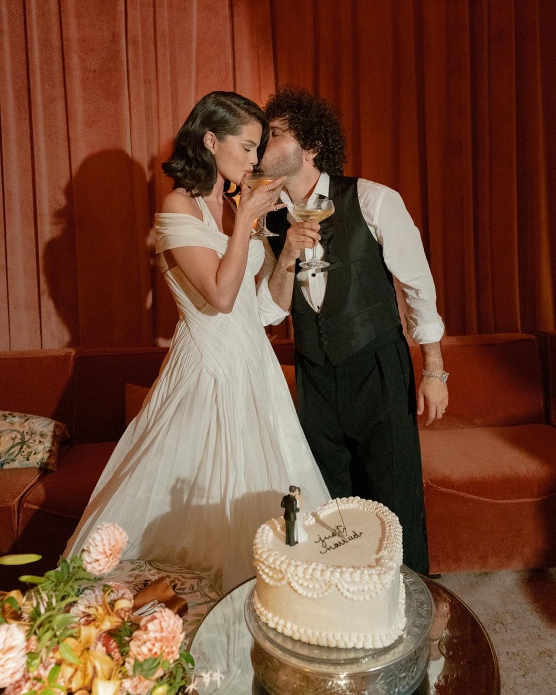 Gen Z&apos;s realistic weddings and the aesthetics of imperfection Romanticism gets an update: zero clichés, irony, lots of style, and a touch of TikTok