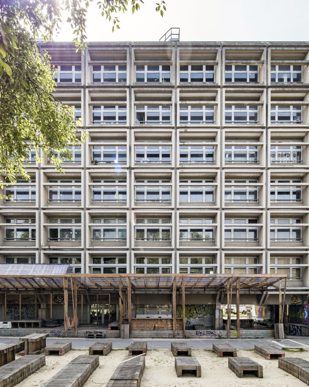 Qu&apos;est-ce que Le 6b, et pourquoi est-il indispensable dans le paysage culturel parisien ? Nous nous sommes rendus à ses Portes Ouvertes afin de plonger au cœur de cette ruche créative autogérée