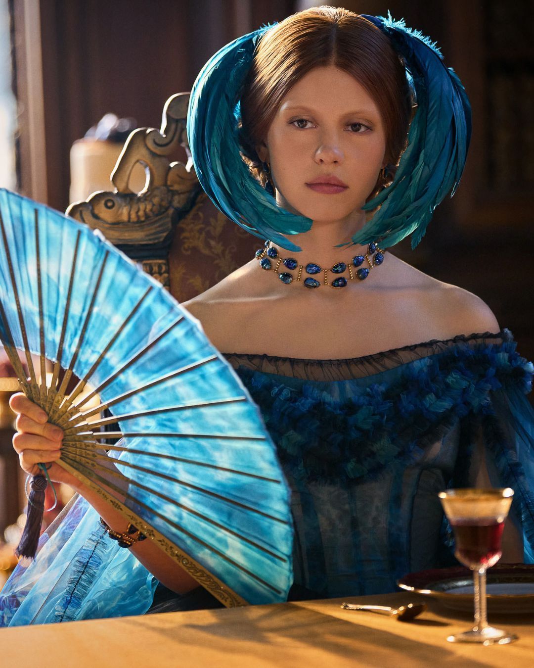 Tiffany & Co. collabora con Netflix per Frankenstein Con oggetti d&apos;archivio e gioielli su Mia Goth