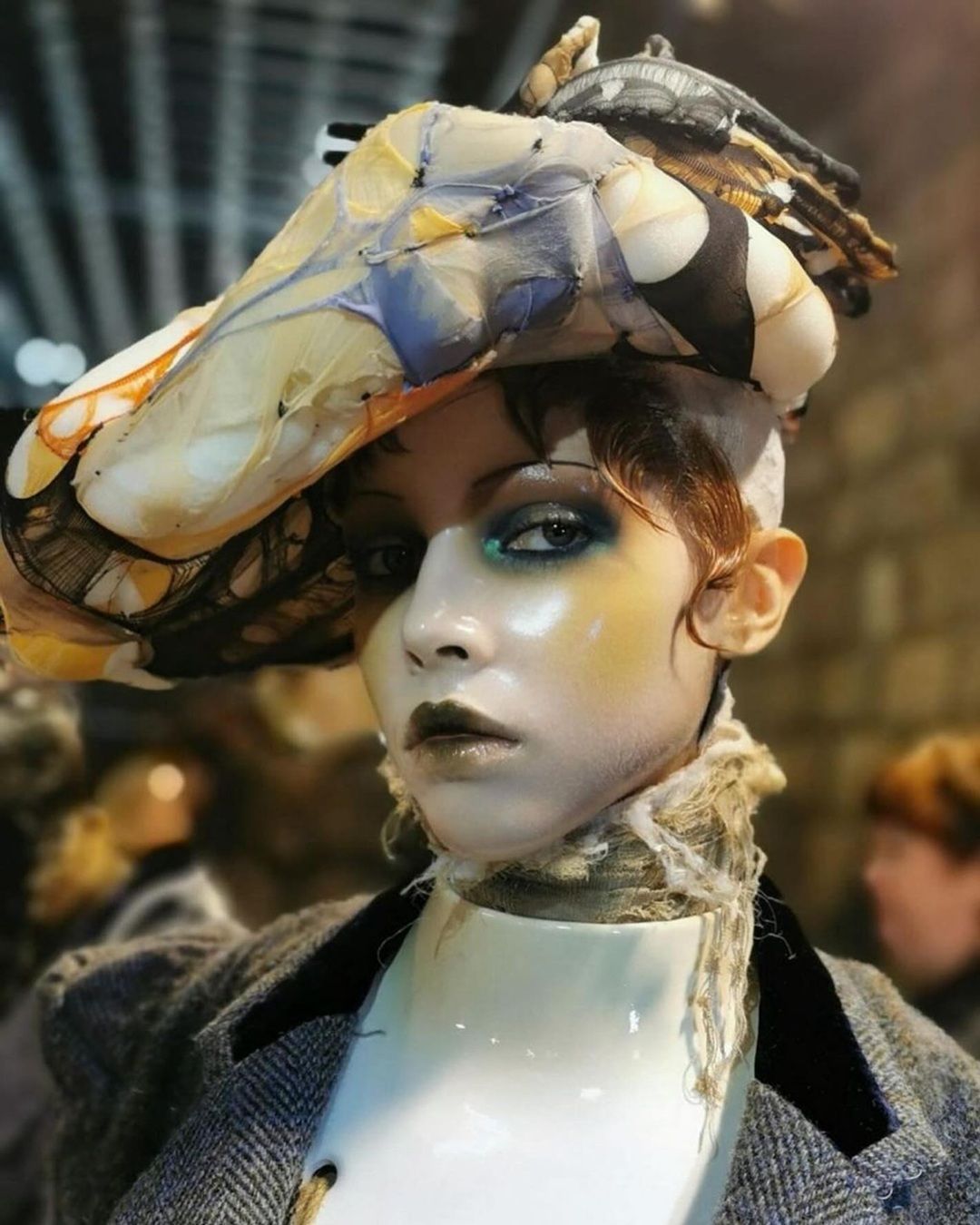 Come vestirsi ad Halloween: costumi per vere appassionate di moda Dalle aliene chic di Moschino alle bambole di porcellana di Margiela