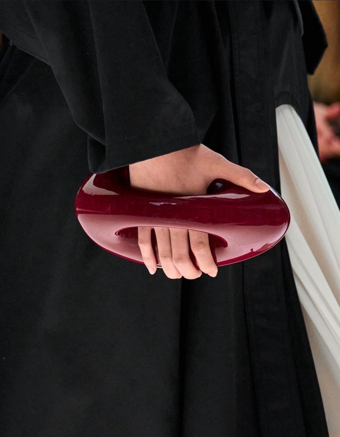 Les véritables stars de la SS26 d’Alaïa étaient ses sacs Quand l'impression en 3D futuriste rencontre les années 60 de Lucio Fontana | Image 586470