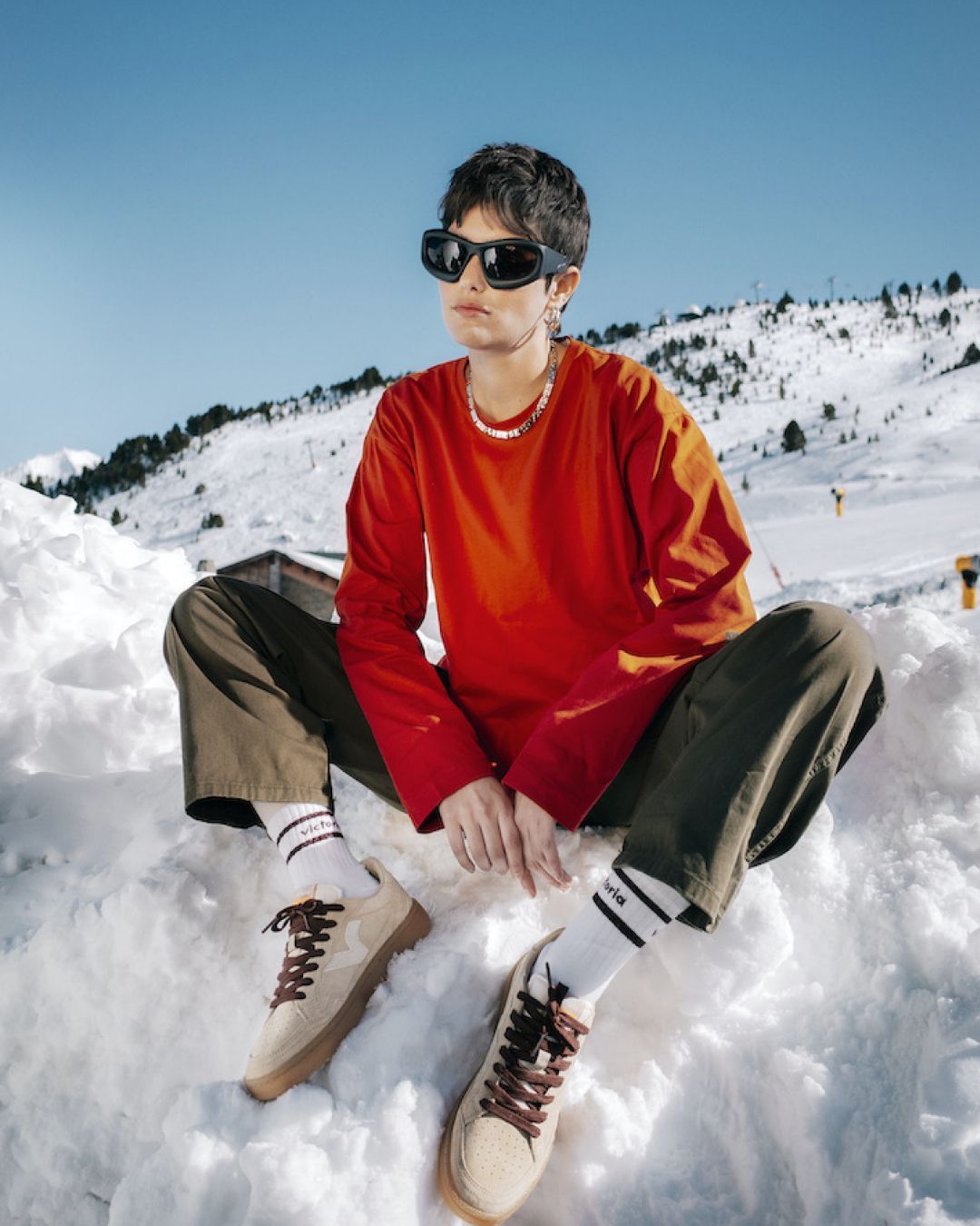 Victoria Shoes célèbre 110 ans d&apos;histoire avec une nouvelle collection festive Avec « Snow Much Fun », la marque espagnole réinvente l&apos;hiver en une ode stylistique au blanc et à l&apos;aventure