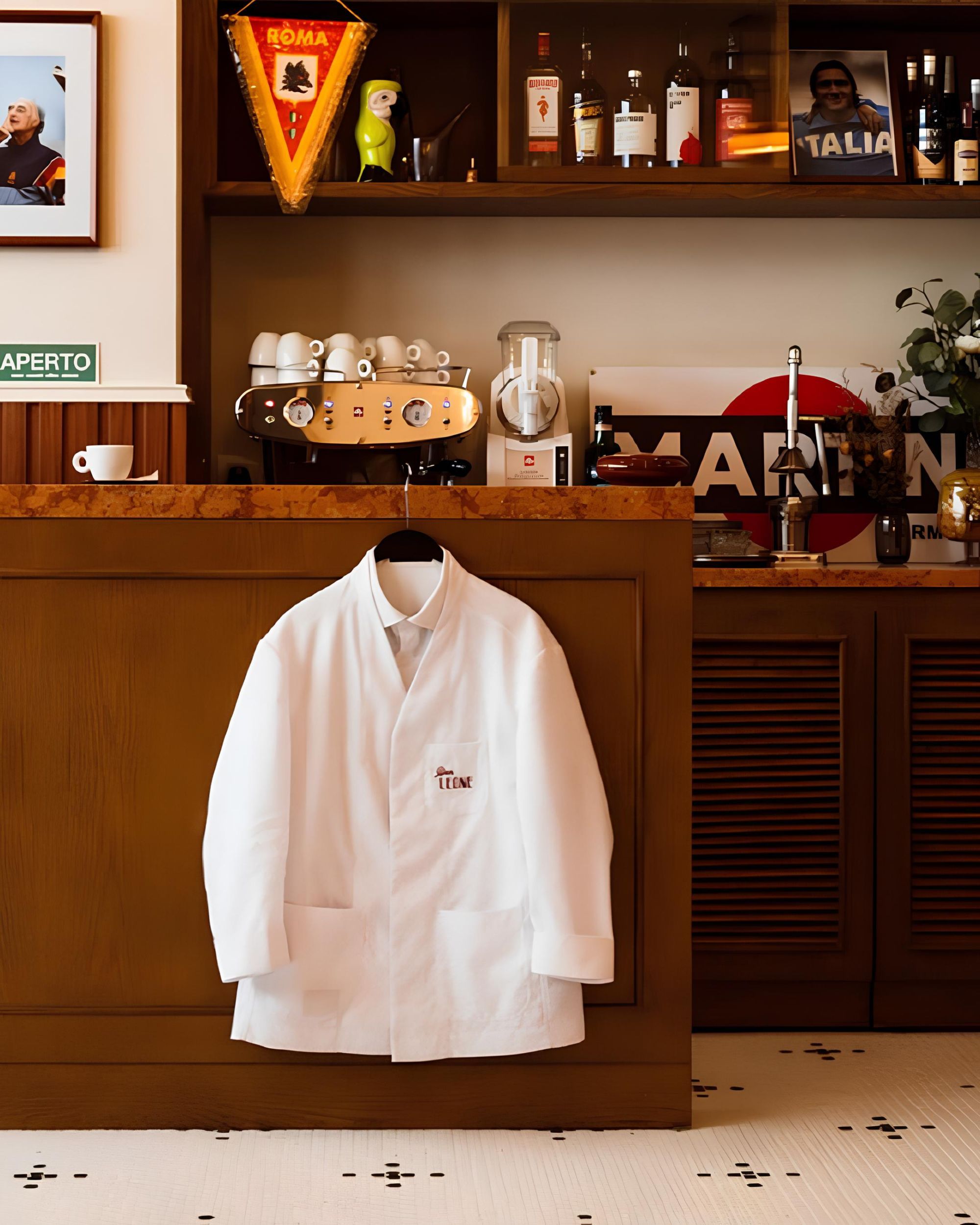 I migliori bar italiani secondo The World&apos;s 50 Best Bars 2025 A Hong Kong c&apos;è la proposta cocktail migliore al mondo, anche se il locale è tutto giallorosso