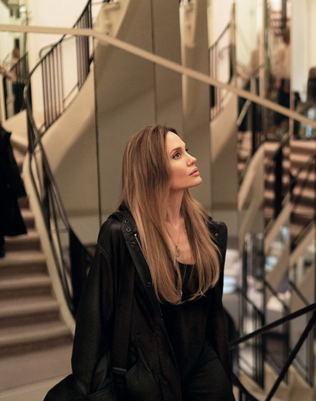 Dans « Couture », la haute couture n&apos;a jamais été aussi ennuyeuse Angelina Jolie et Louis Garrel font partie des protagonistes du film d&apos;Alice Winocour.