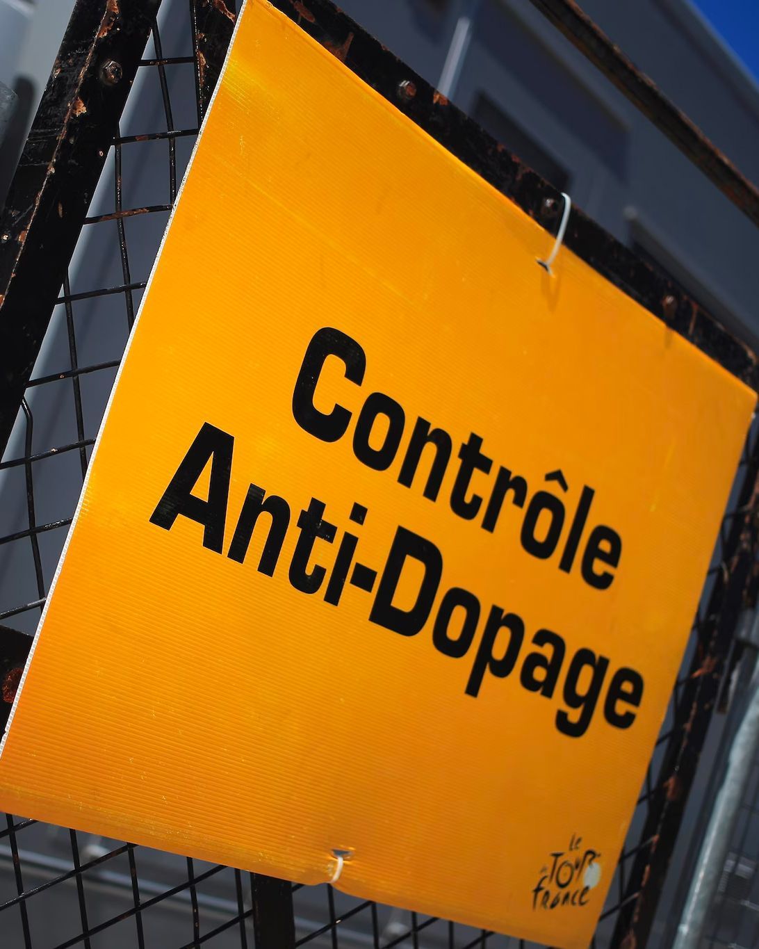 Come funziona l&apos;antidoping nel ciclismo? Prelievi di sangue, test di urine e sfide logistiche