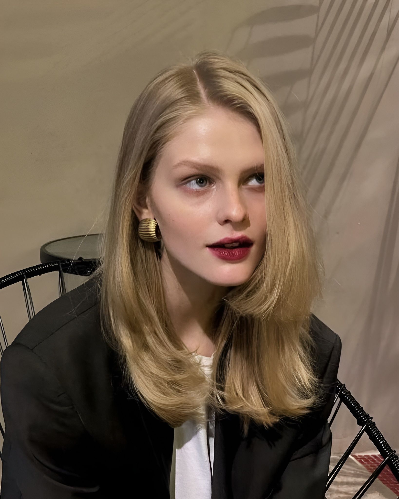 Le nouveau french girl make-up est plus cool que vous ne le pensez Tout simplement plus sombre, maximaliste et audacieux