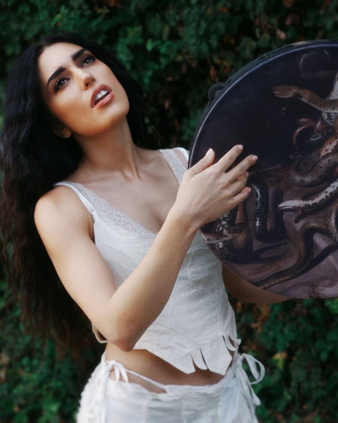 Women, myths and popular resurrections The red thread that connects art to paintings, from Doechii onwards