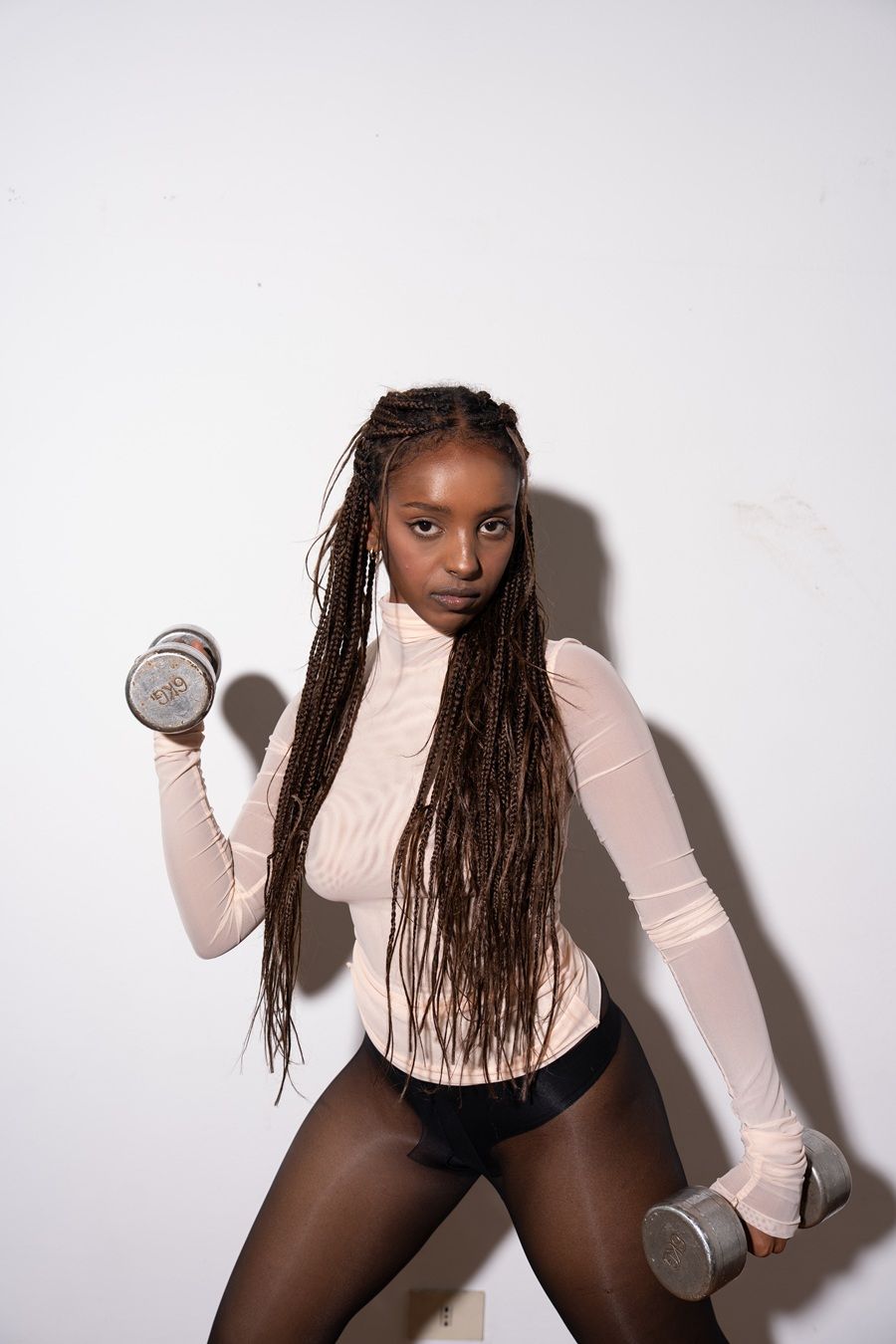 Alicia riscrive il linguaggio dell’essenziale con LAYER 01 Il top che ridefinisce la presenza, la leggerezza e la forza del minimalismo contemporaneo | Image 588747