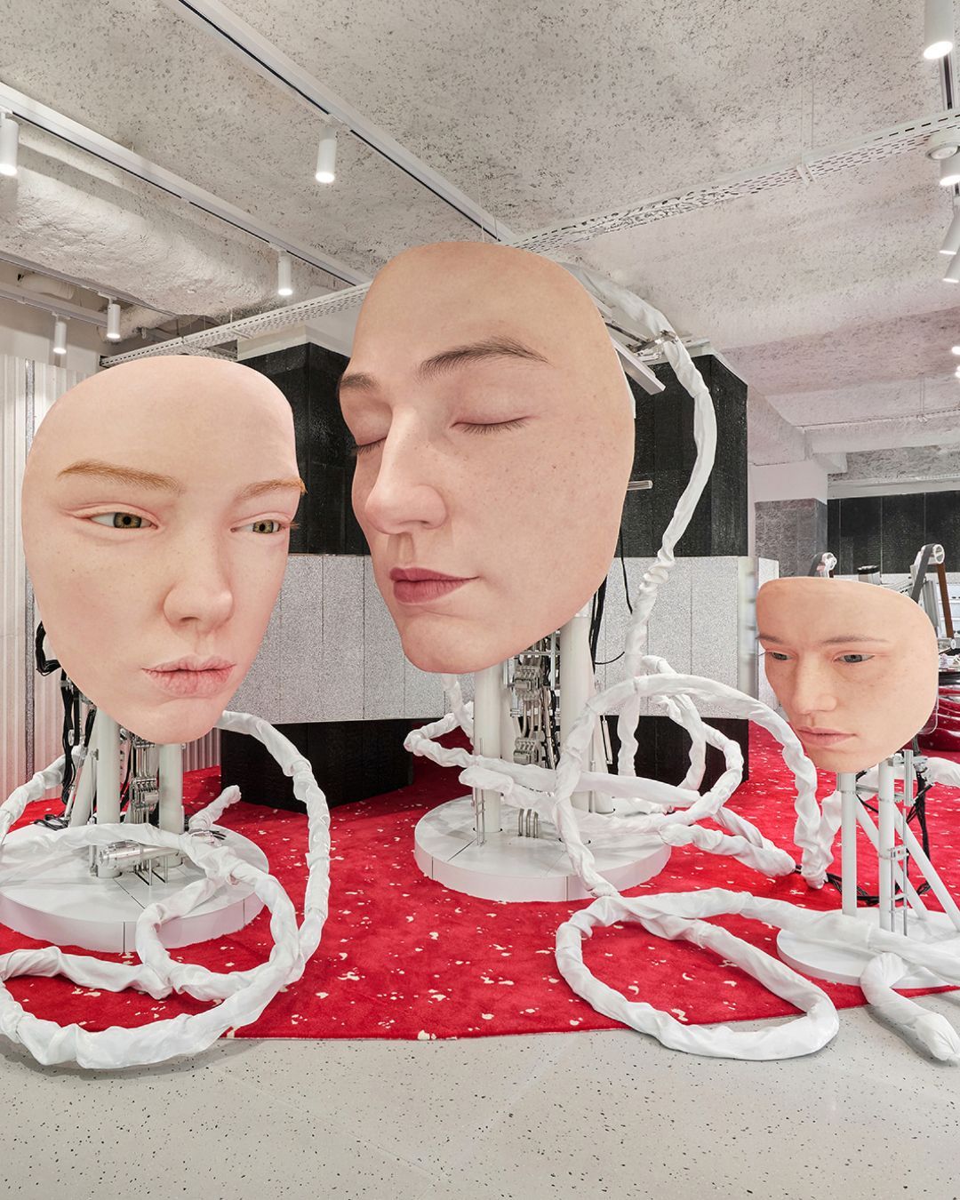 Gentle Monster dévoile enfin son sanctuaire parisien La marque coréenne débarque pour la première fois en Europe avec un flagship au coeur du Marais