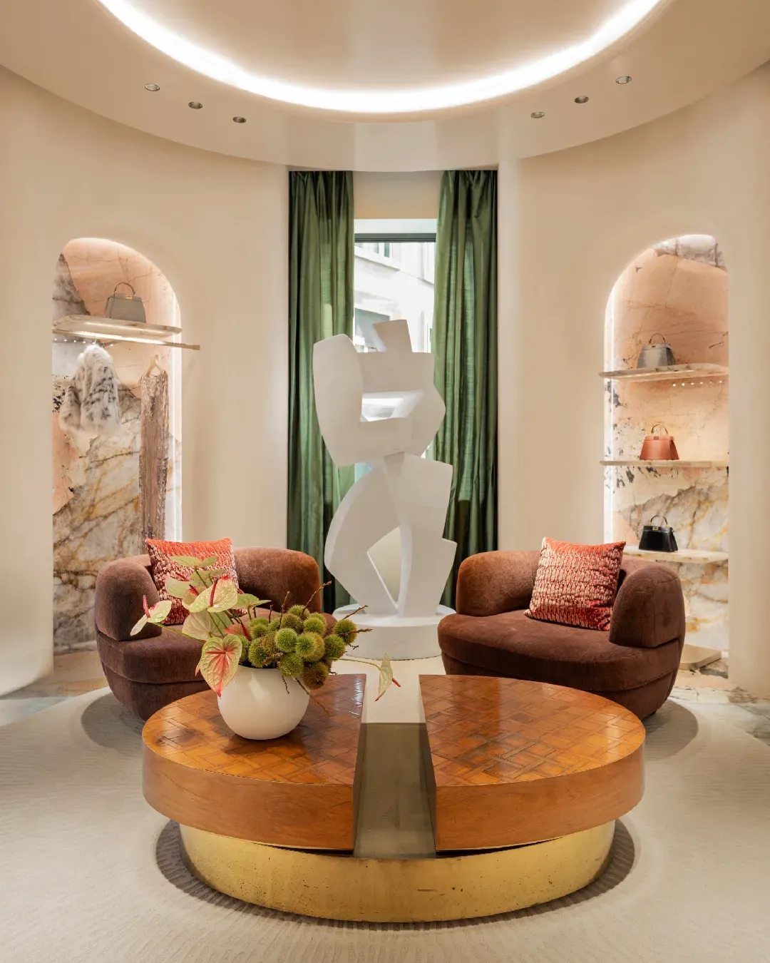 La leggerezza della pietra a Palazzo FENDI Milano Nel cuore del Quadrilatero, FENDI apre uno spazio dove la materia respira, il colore vibra e l’arte si fa gesto quotidiano