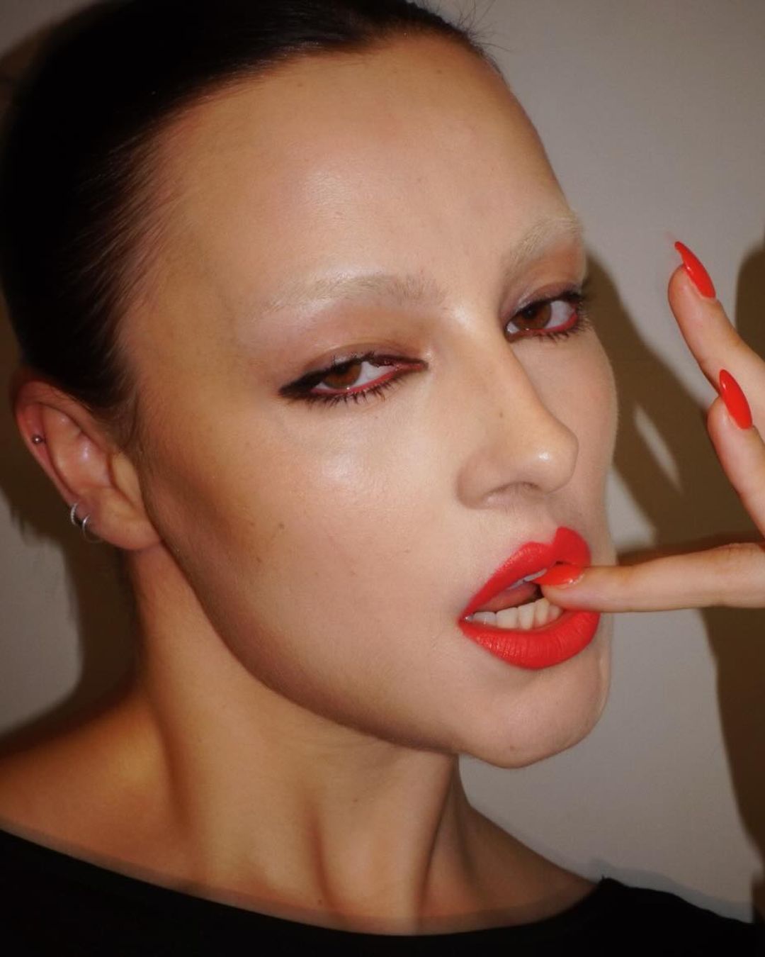 Bring back lipstick: perché abbiamo smesso di mettere il rossetto (e perché dovremmo ricominciare) Da icona di femminilità a gesto dimenticato