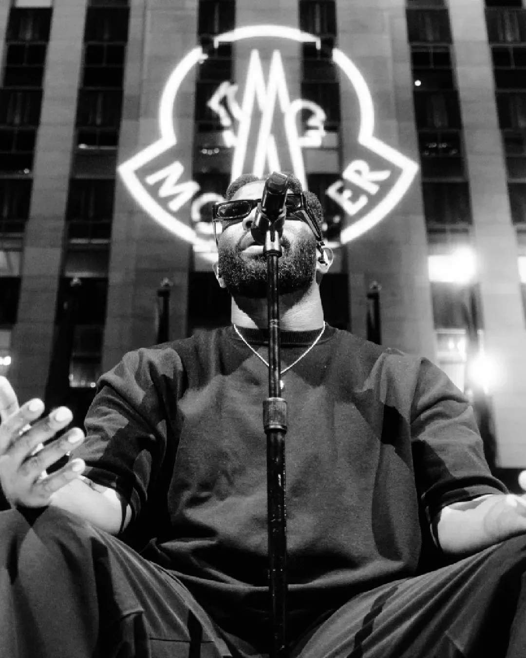 Moncler ha acceso il Rockefeller Center di New York con Tobe Nwigwe Un&apos;esibizione che celebra le connessioni umane, tema centrale della campagna Warmer Together