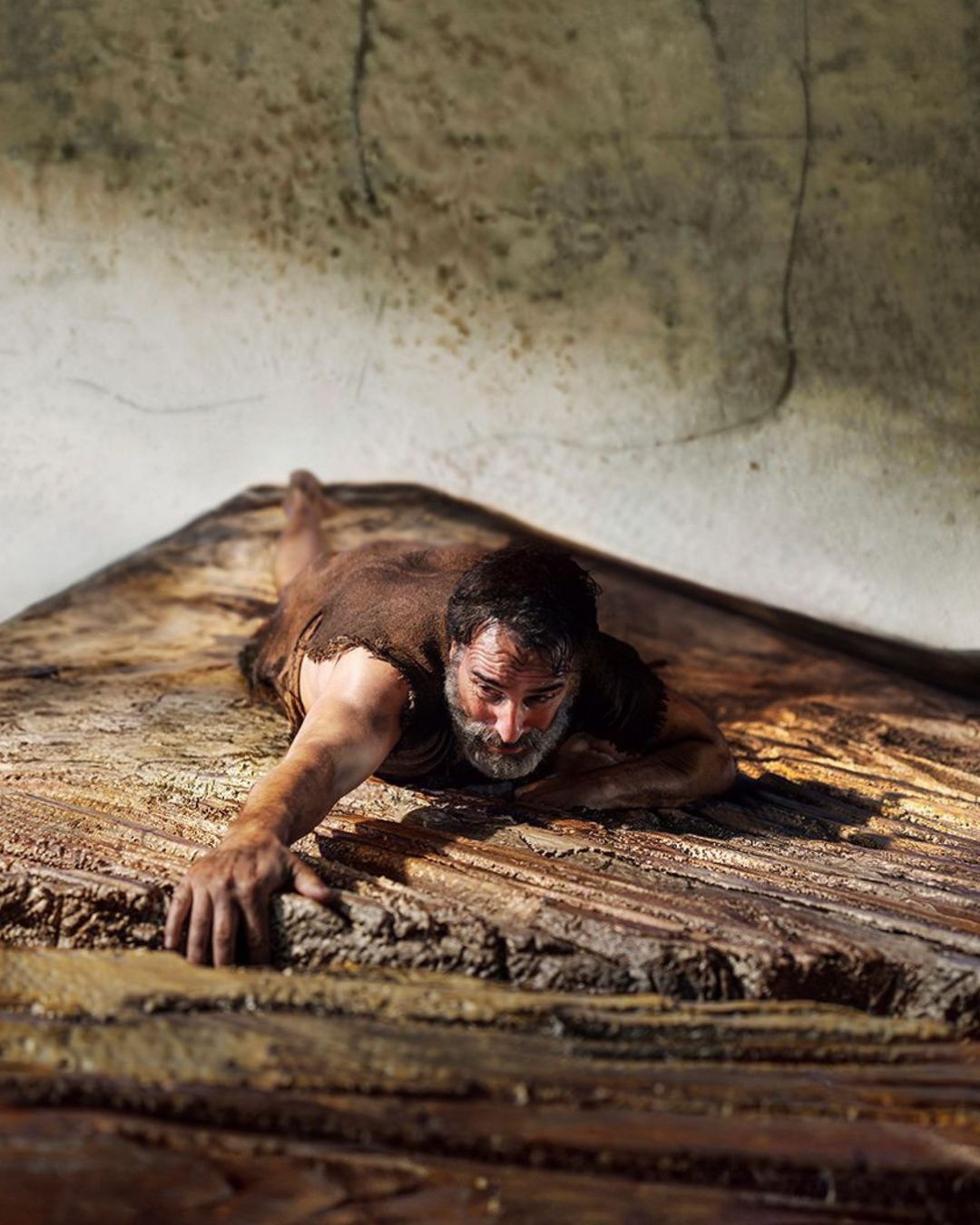 Jean Dujardin se fait de plus en plus petit dans L&apos;homme qui rétrécit L’œuvre est le remake du film de science-fiction The Incredible Shrinking Man de 1957