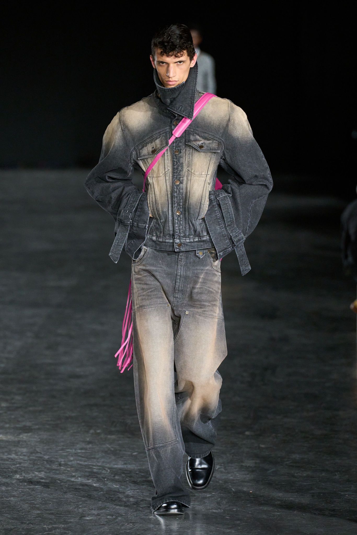 Cosa sono le antisocial jacket? I significati della tendenza che ci vuole (in)visibili | Image 589432