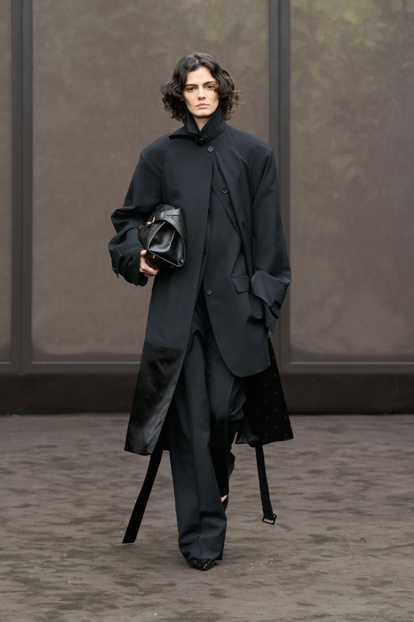 Cosa sono le antisocial jacket? I significati della tendenza che ci vuole (in)visibili | Image 589431