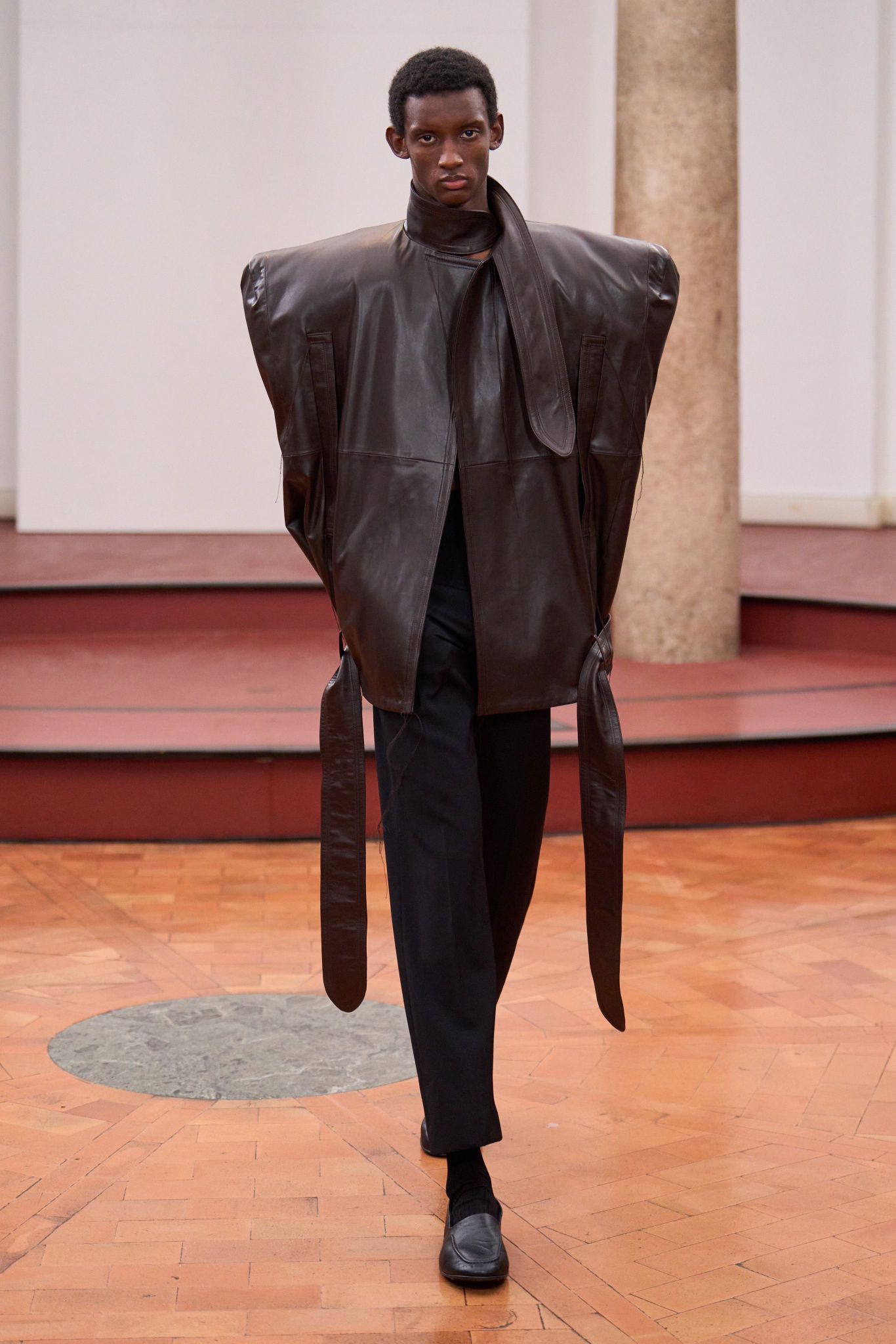 Cosa sono le antisocial jacket? I significati della tendenza che ci vuole (in)visibili | Image 589429