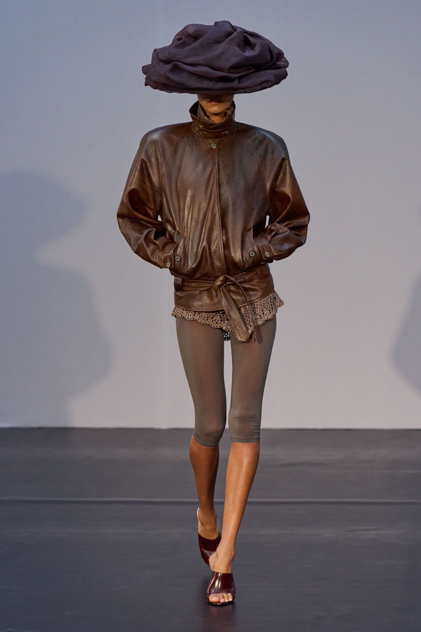 Cosa sono le antisocial jacket? I significati della tendenza che ci vuole (in)visibili | Image 589425