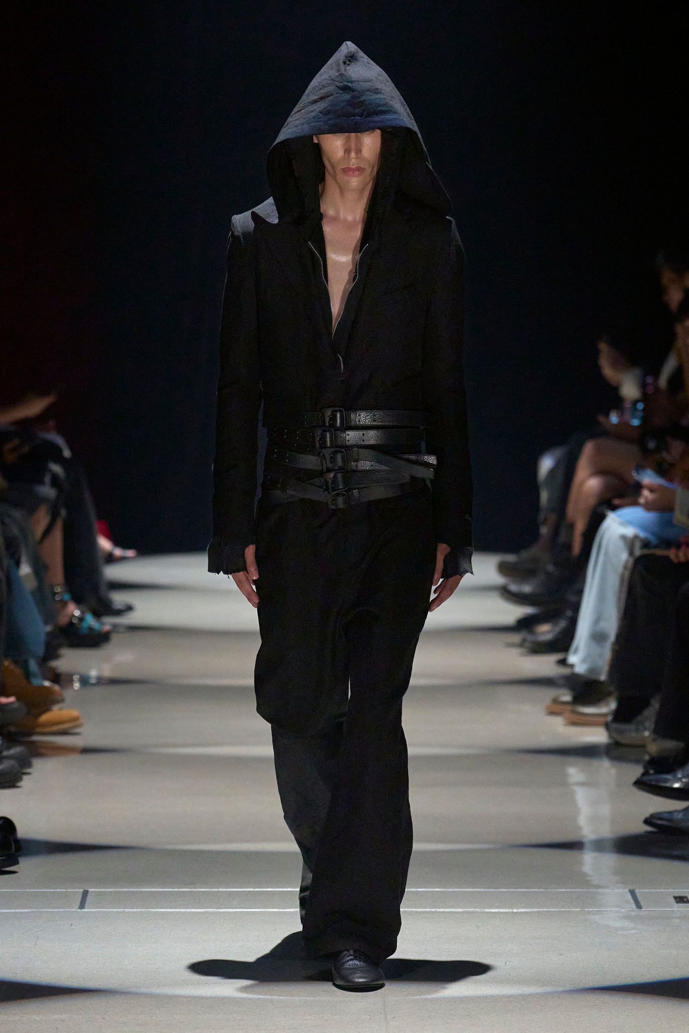 Cosa sono le antisocial jacket? I significati della tendenza che ci vuole (in)visibili | Image 589424