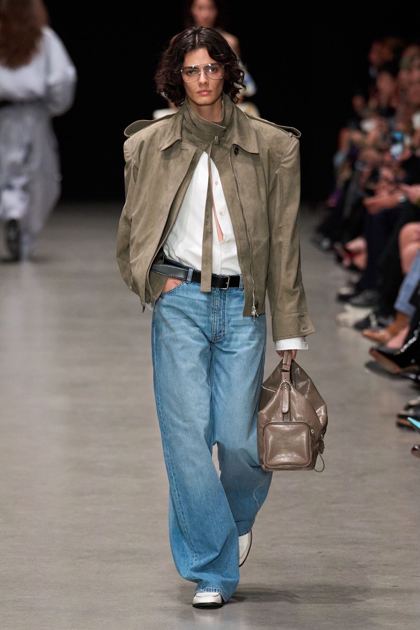 Cosa sono le antisocial jacket? I significati della tendenza che ci vuole (in)visibili | Image 589420