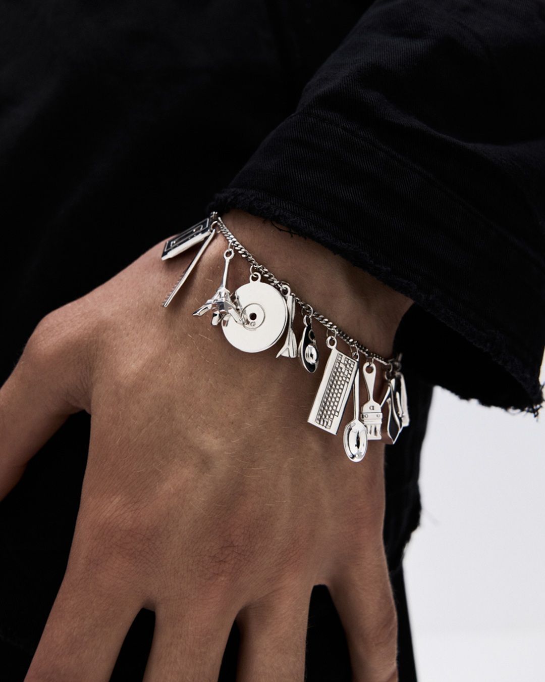 AVGVST X Crosby Studios: il readymade quotidiano Compresi  24 ciondoli per giocare e creare il proprio look personale