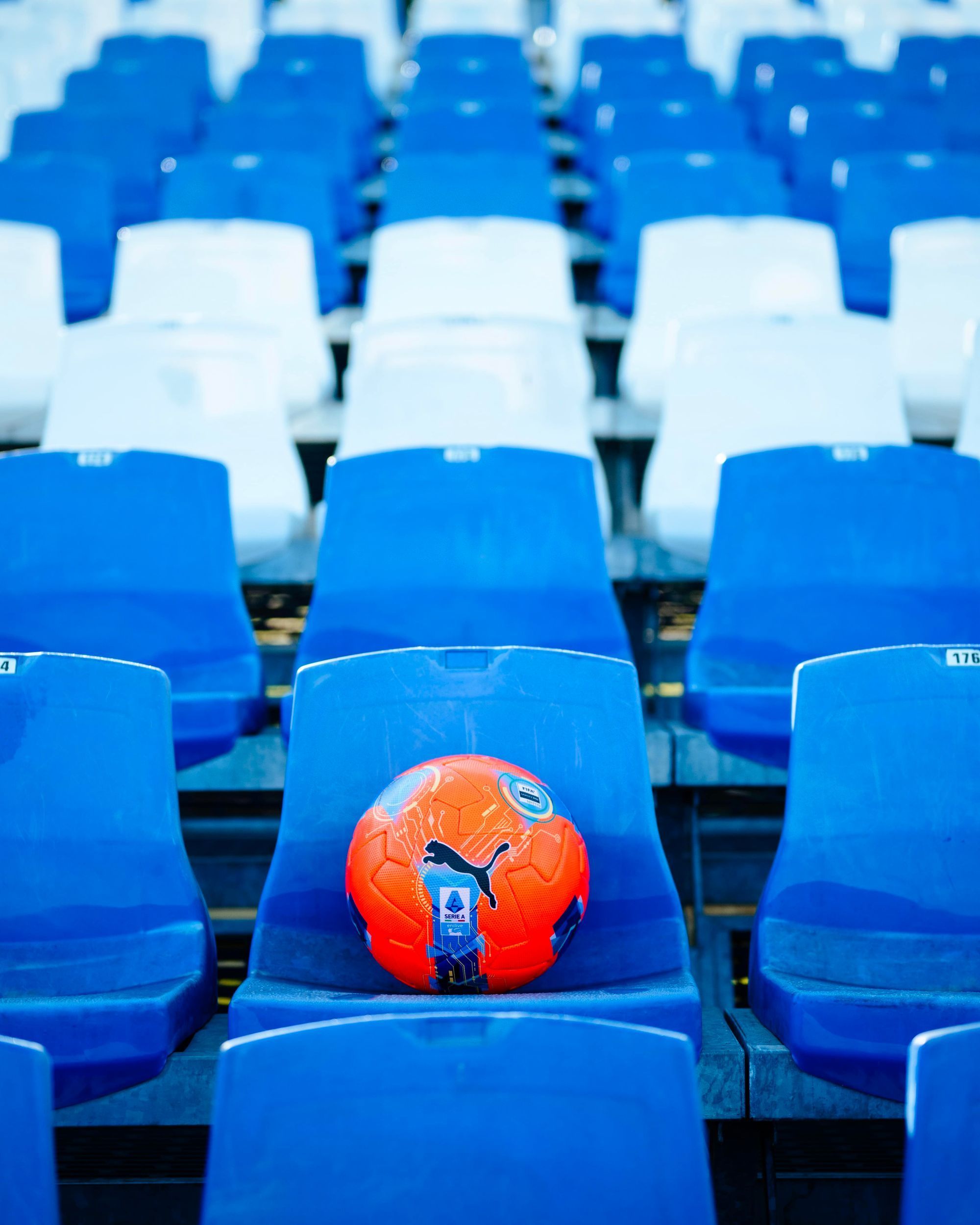 Il nuovo pallone invernale della Serie A Stanno tornando i palloni arancioni?