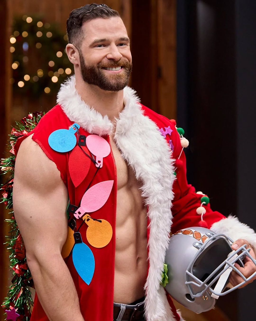 Chi sarà il perfetto Mr. Christmas? Tutti pazzi per il reality di Hallmark Channel Lo show unisce amore per le feste, attori in cerca di fama, competizione, tradizione e intrattenimento “feel-good”