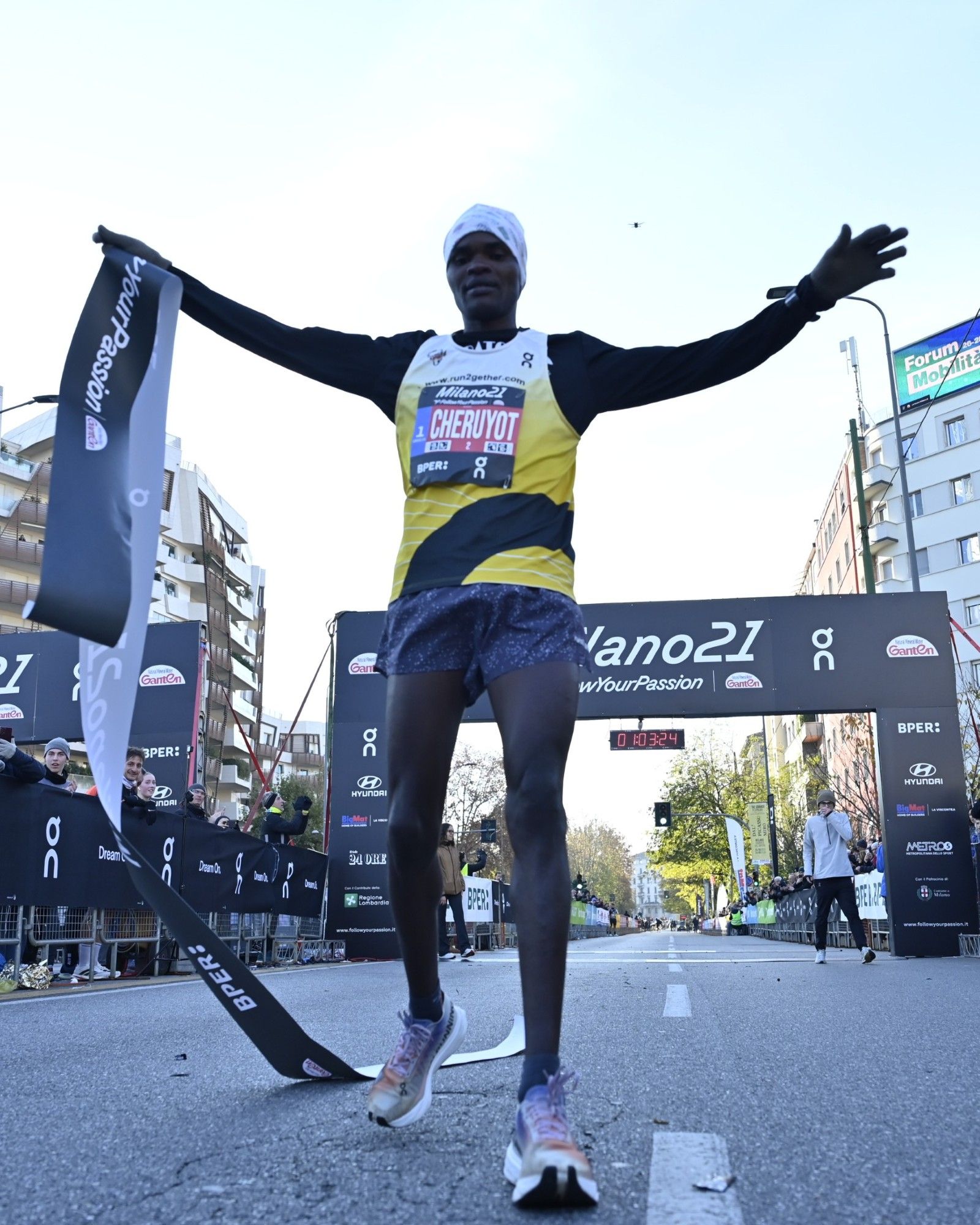 What went down at the Milano21 Half Marathon 15,000 runners, Rockin&apos;1000 and On transform the city into a celebration of sport and music