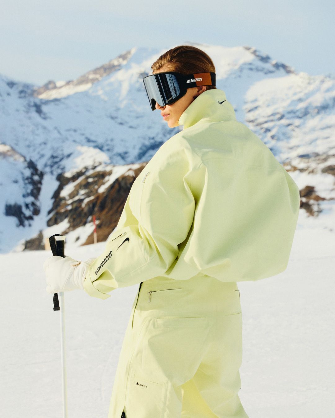 L’après ski n’a jamais été aussi joli avec Jacquemus Après le football, c&apos;est aujourd&apos;hui le sport d&apos;hiver qui est mis à l&apos;honneur par la marque