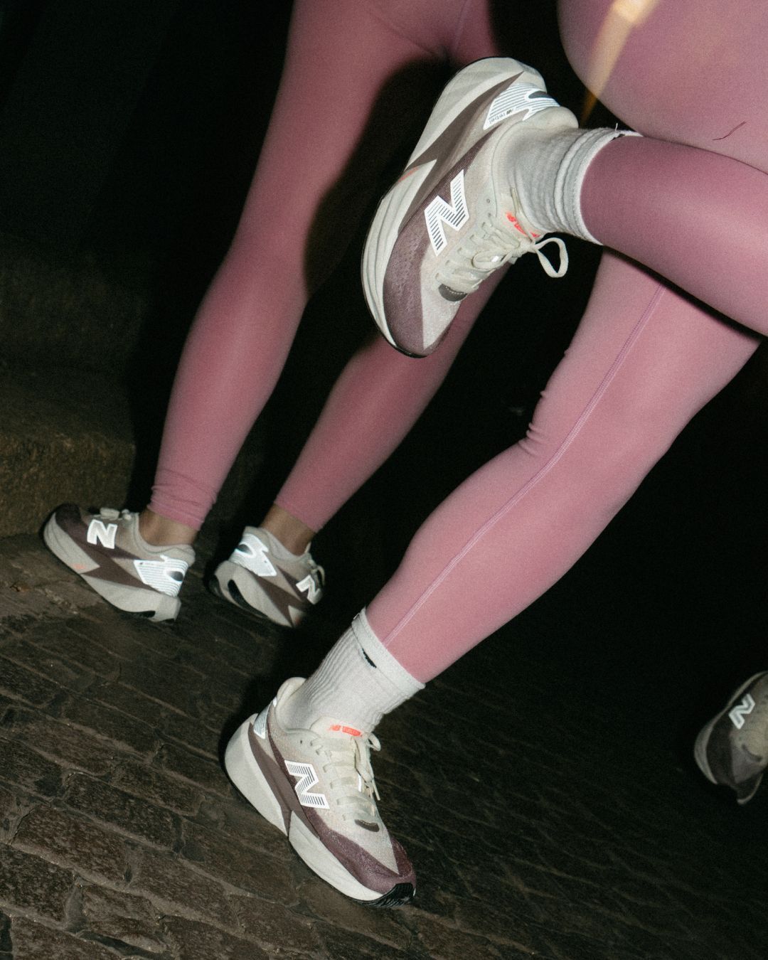 New Balance presents its FuelCell Rebel v5 on an evening under the sign of femininity  A night run celebrating lightness, community, and quiet rebellion