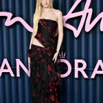 La storia della Skull Scarf di McQueen  Adesso che è tornata grazie a Sean McGirr